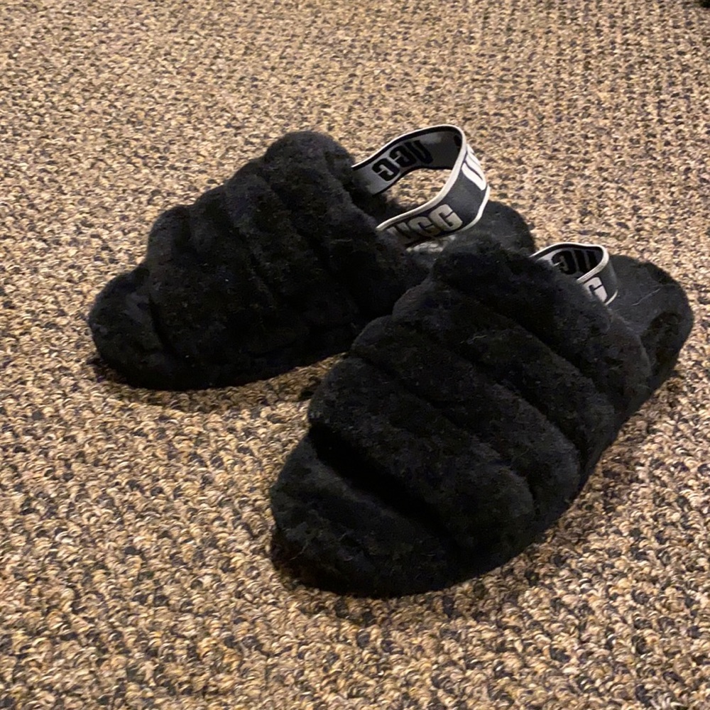 Ugg Fluff Yeah Sandals. Black size 6 women’s
